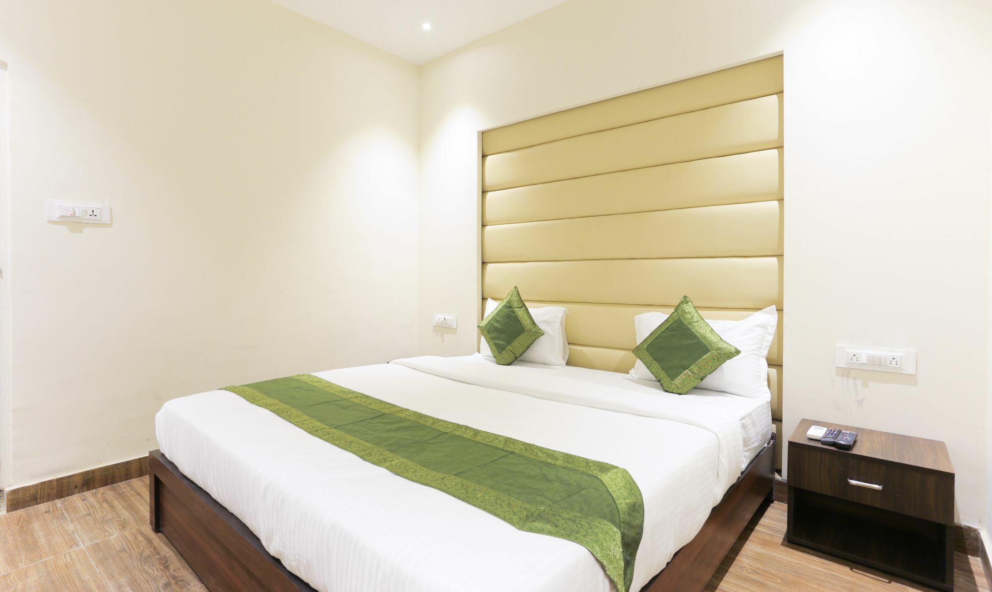 Fabexpress Golden Tulipz Hotell Mumbai Exteriör bild